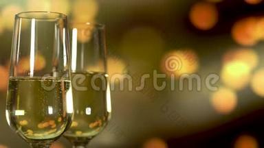 两杯香槟，金色闪烁的背景上有气泡。